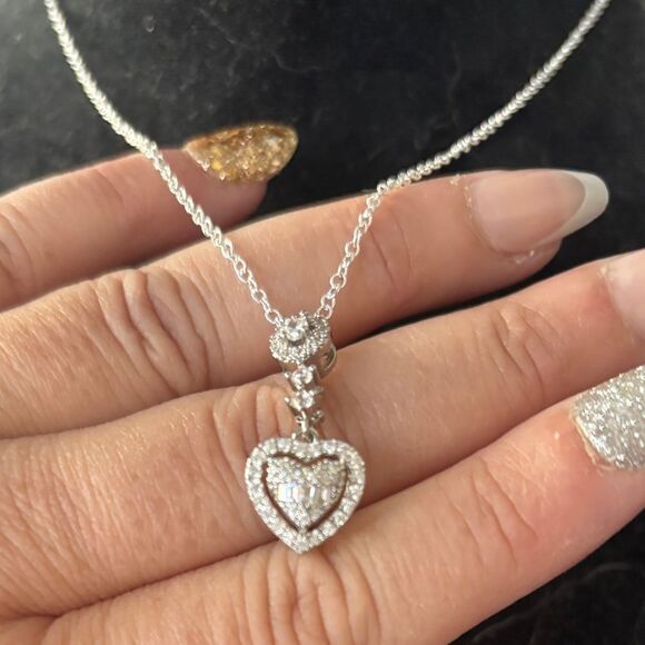 The loving heart pendant necklace in 925 silver and lab created diamonds. - Picture 6 of 12